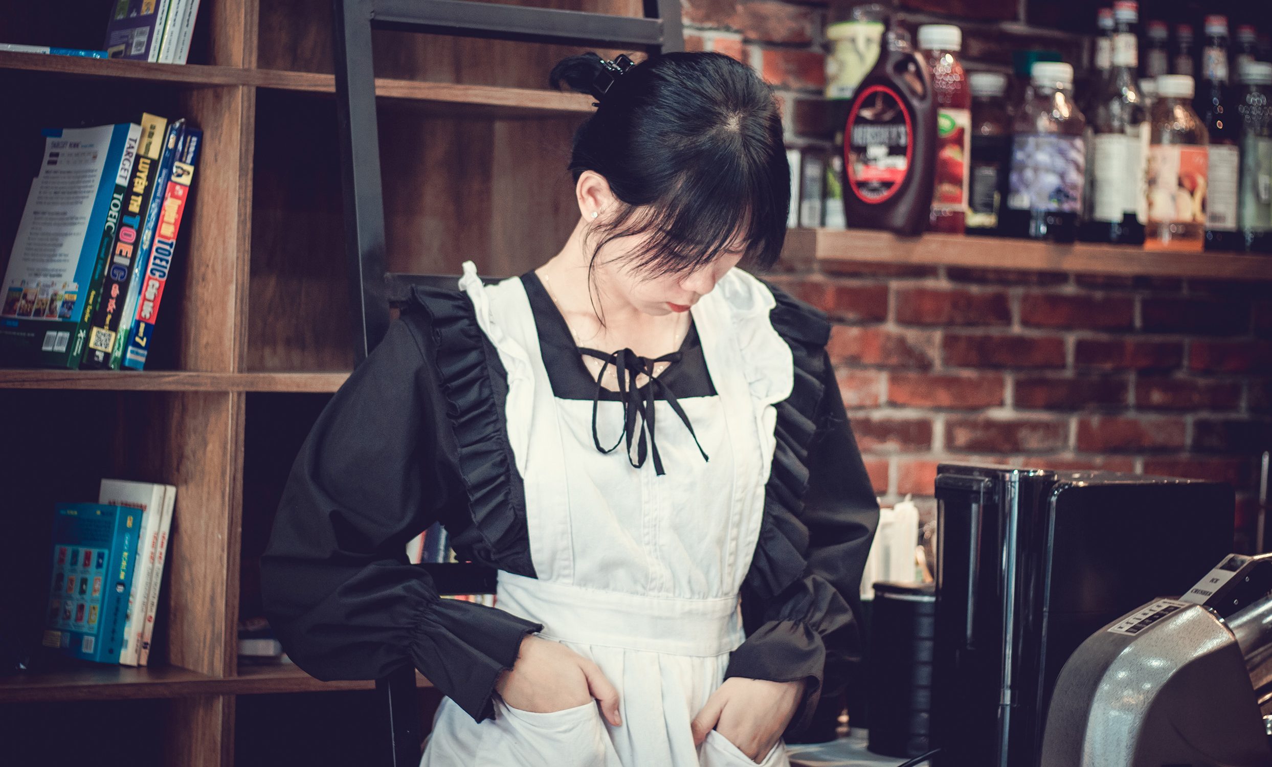 woman wearing white apron (link to file)