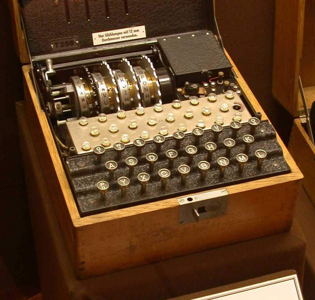 La máquina Enigma, cortesía de Greg Goebel