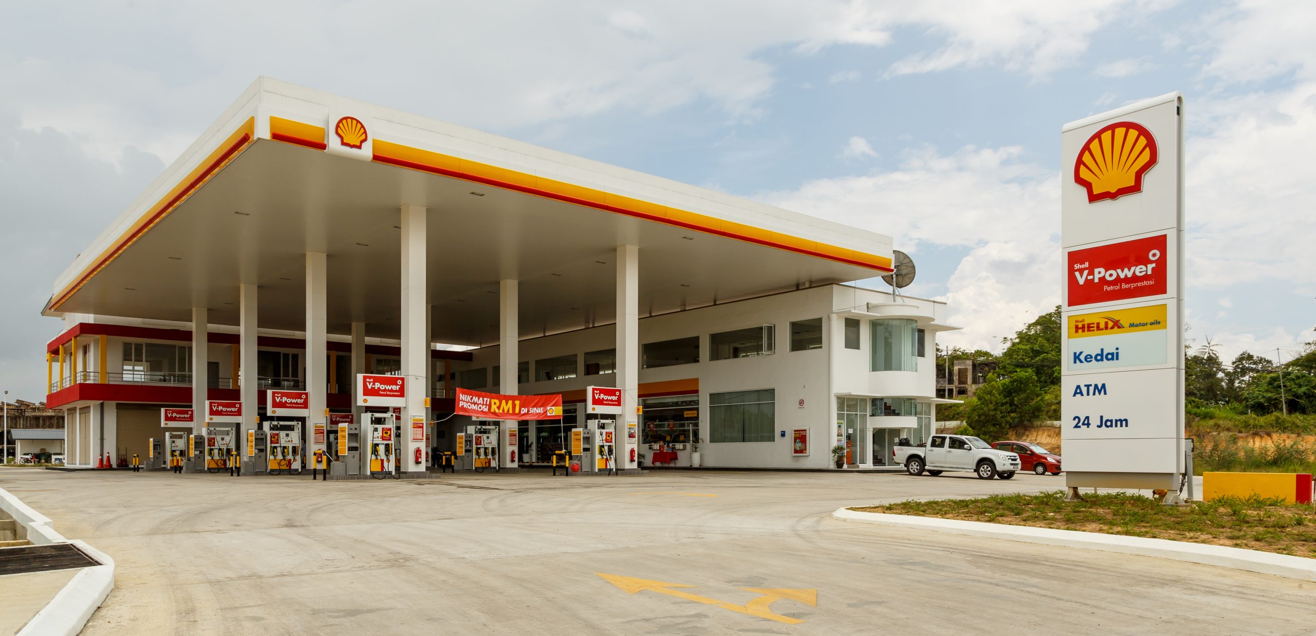 “Sandakan Sabah Shell-Station” photo by <b>CEphoto, Uwe Aranas</b>, available on commons.wikipedia.organd is licensed under CC BY-SA.