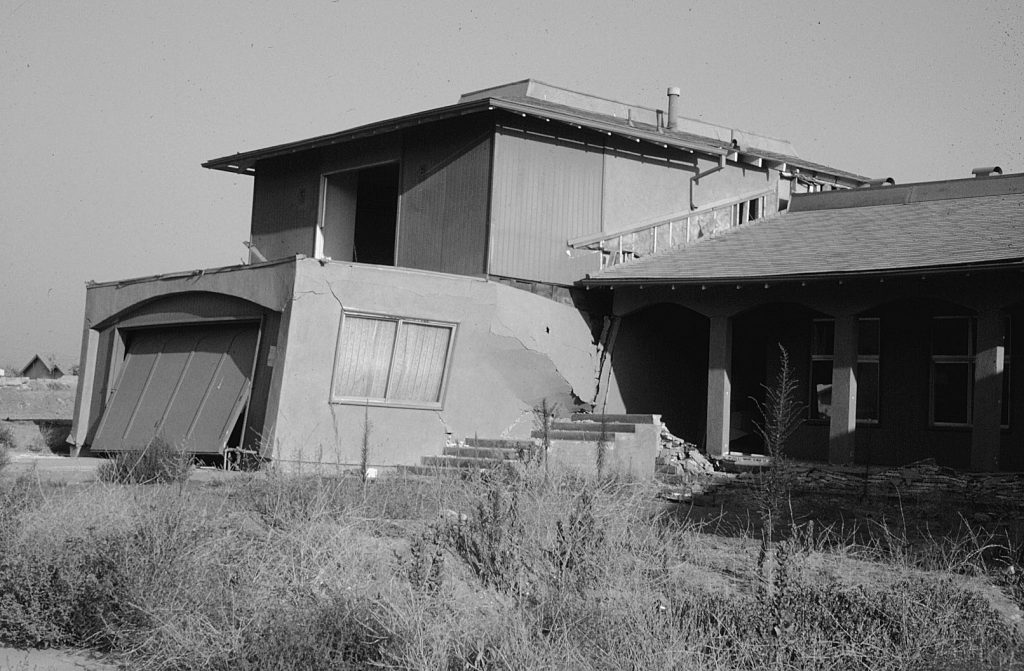 Split-level house in Crestview Tract, San Fernando Valley, showing failure of the connection between the single story (right) and the two-car garage with bedrooms above